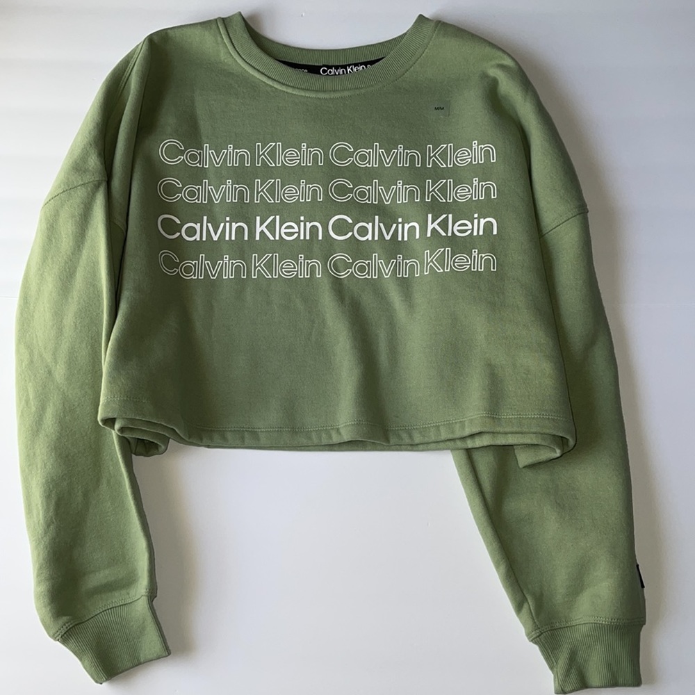 Relaxed Cropped Calvin Klein Sweatshirt with Logo Lettering on Front